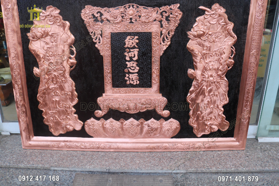 Bài vị bằng tiếng Hán được đặt ở trung tâm bức trướng, hai bên là hai câu đối hình hoa sen
